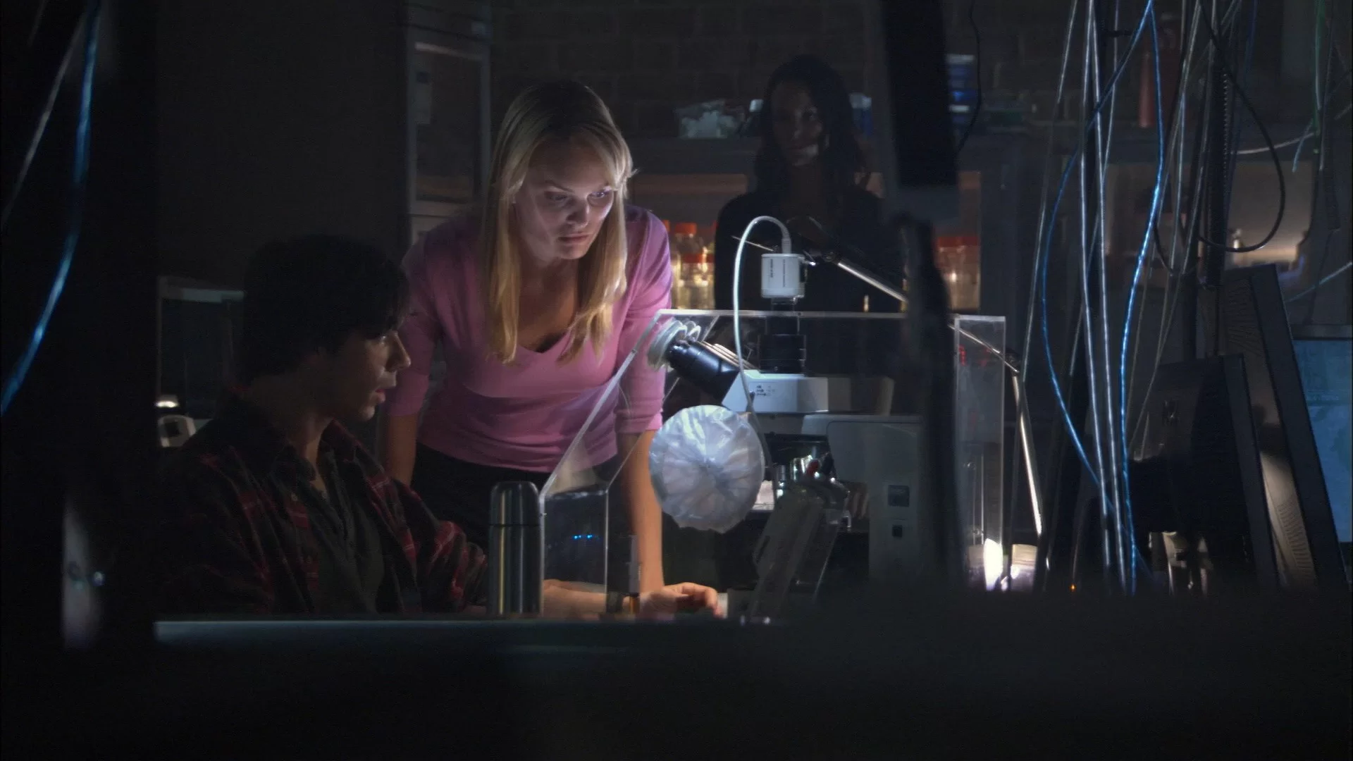 04 - Species 2004 1080p BluRay  2004-REMUX-TVS.mkv_snapshot_01.35.38.274.webp